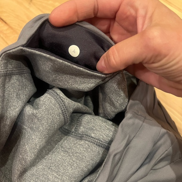 Lululemon Venus Gray Ruched Leg Crop Capris
Athletic Leggings - Size 4 - Picture 3 of 3